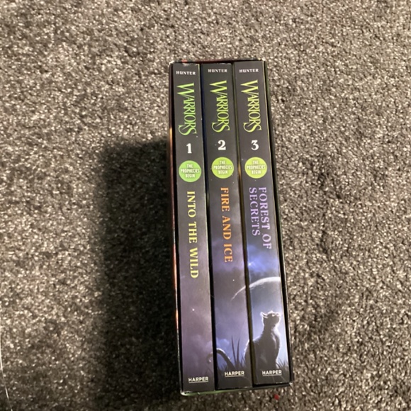 Warriors  warrior cats books 1 2 and 3 - Picture 2 of 2
